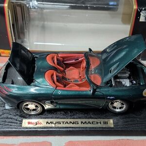 Maisto Mustang Mach III Diecast Car - Green with Red Interior